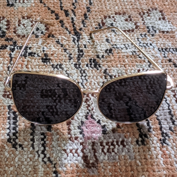 Oversized Gold Frame Sunglasses - Picture 3 of 4